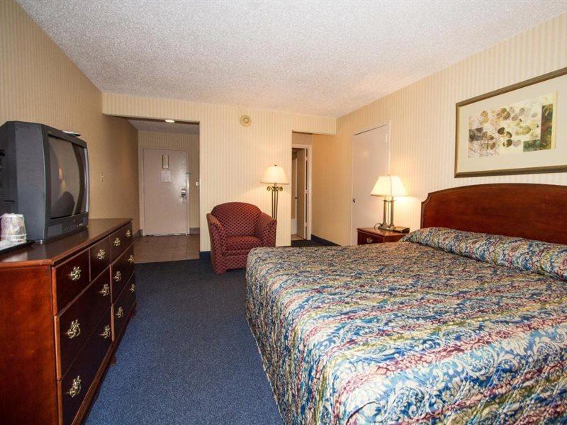 Red Roof Inn & Suites Ньюпорт-Ньюс Экстерьер фото