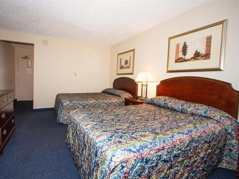 Red Roof Inn & Suites Ньюпорт-Ньюс Экстерьер фото