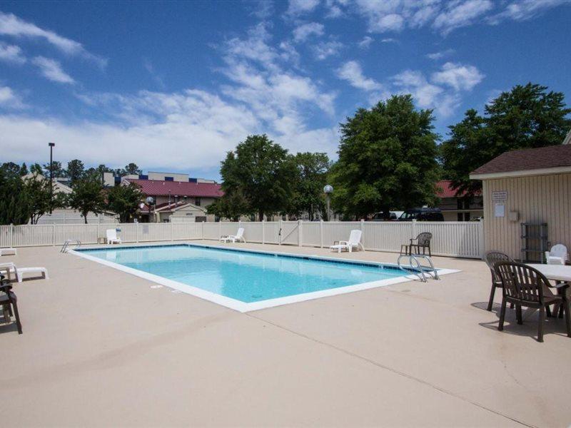 Red Roof Inn & Suites Ньюпорт-Ньюс Экстерьер фото