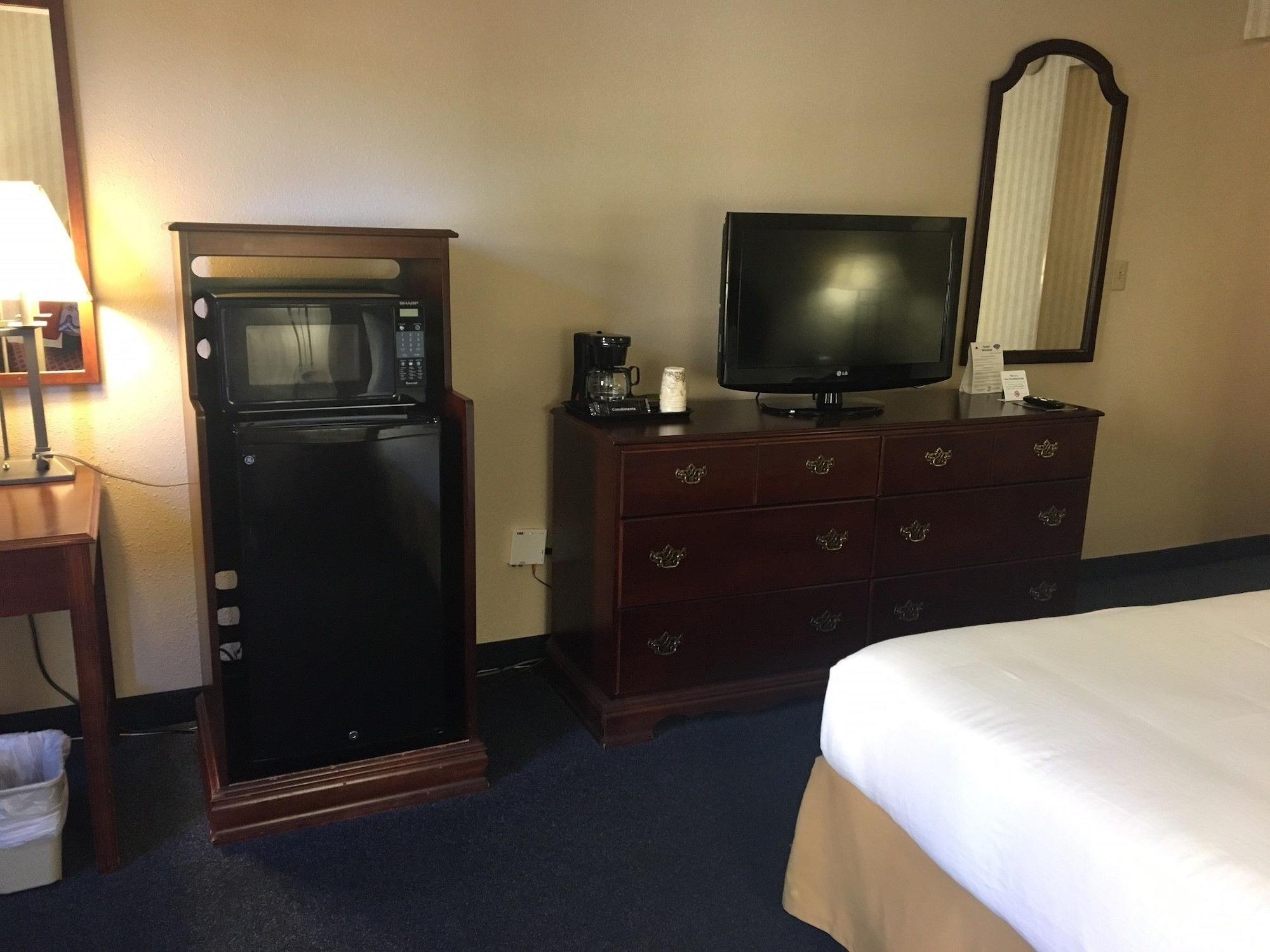 Red Roof Inn & Suites Ньюпорт-Ньюс Экстерьер фото