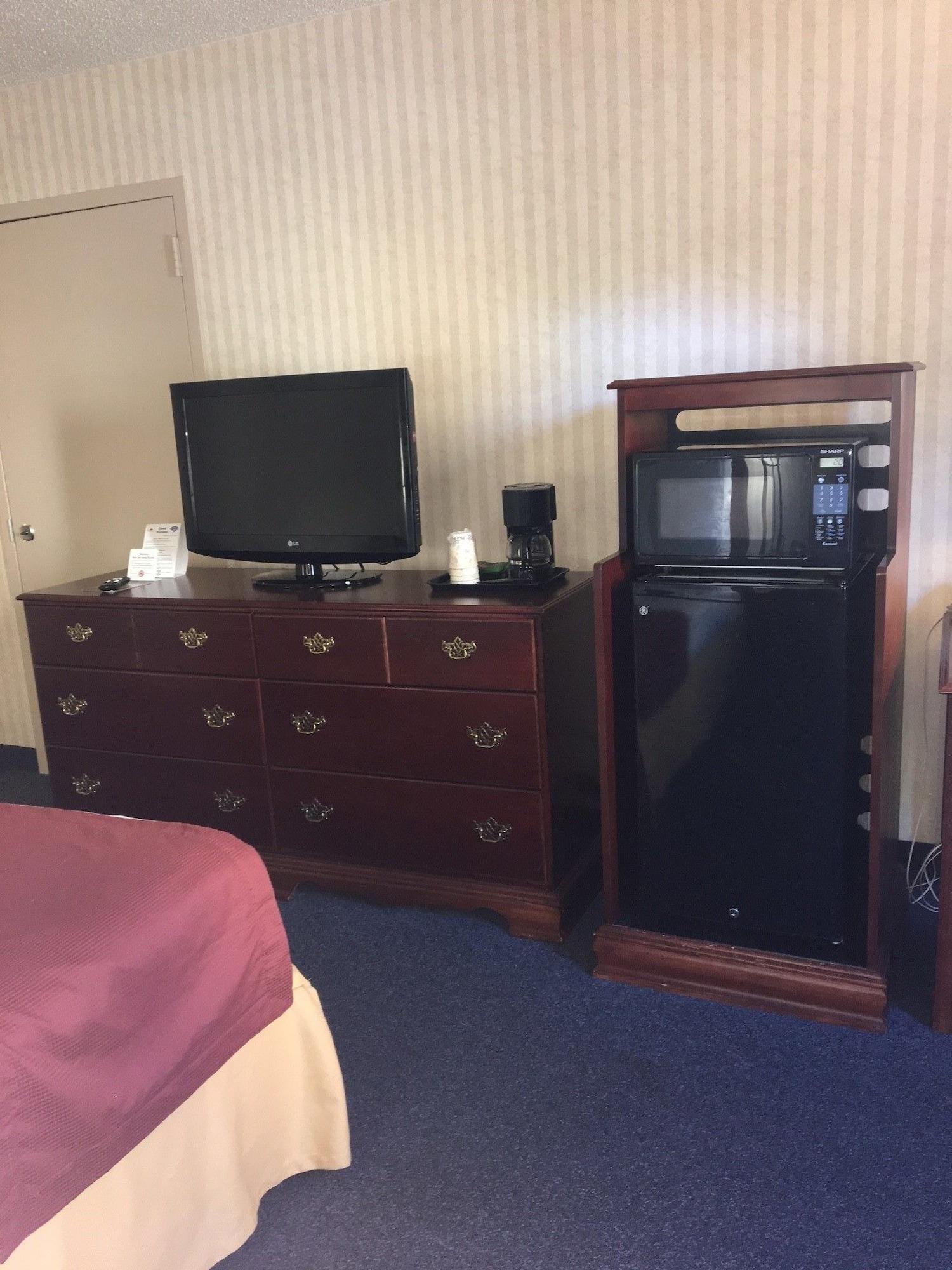 Red Roof Inn & Suites Ньюпорт-Ньюс Экстерьер фото