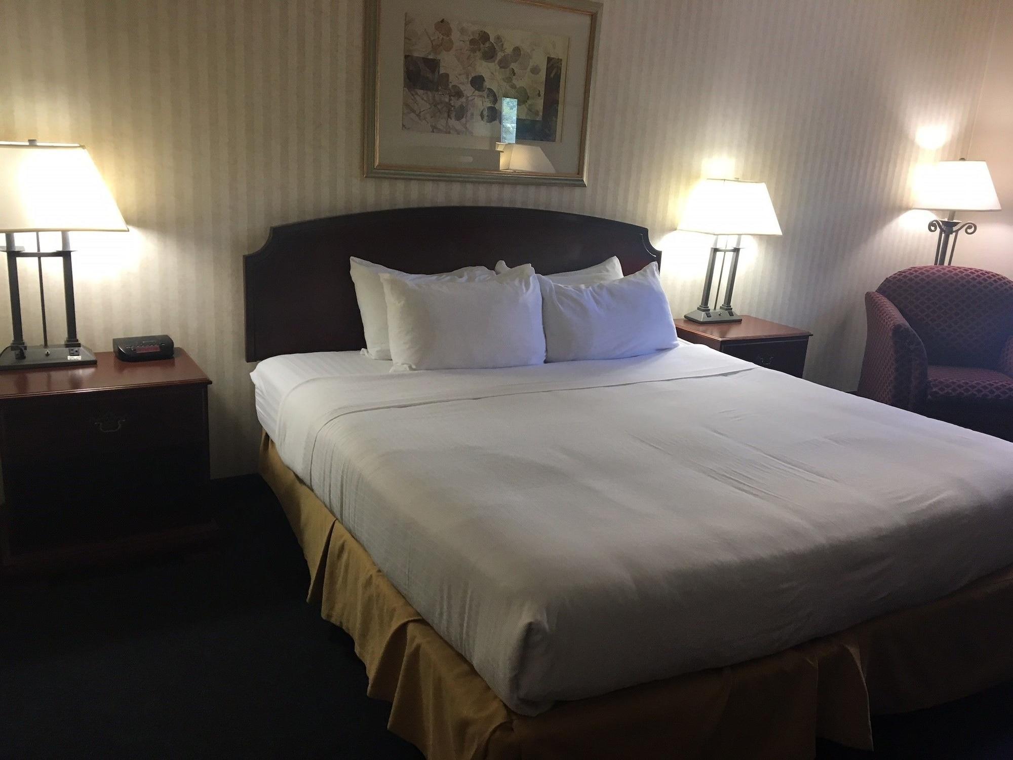 Red Roof Inn & Suites Ньюпорт-Ньюс Экстерьер фото