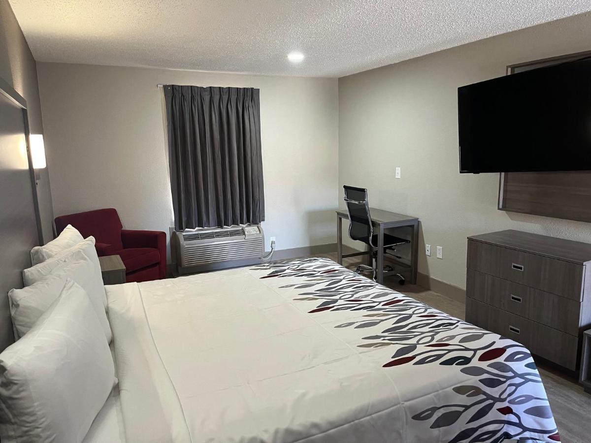 Red Roof Inn & Suites Ньюпорт-Ньюс Экстерьер фото