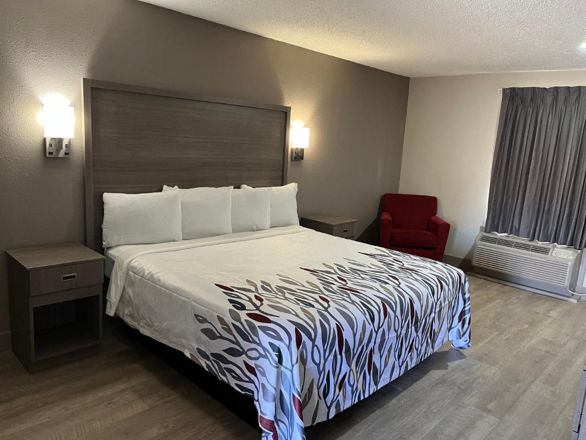 Red Roof Inn & Suites Ньюпорт-Ньюс Экстерьер фото