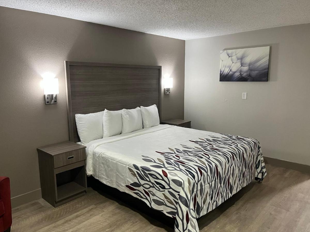 Red Roof Inn & Suites Ньюпорт-Ньюс Экстерьер фото