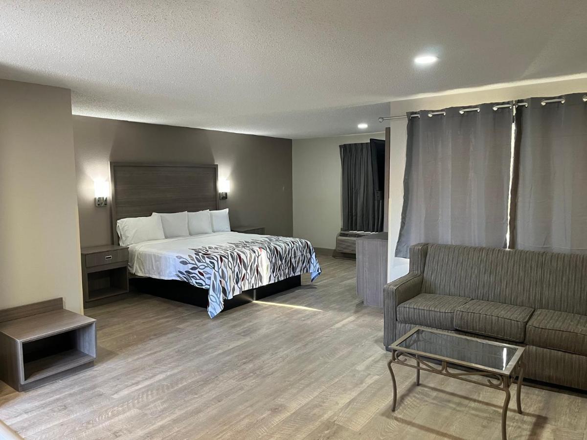Red Roof Inn & Suites Ньюпорт-Ньюс Экстерьер фото