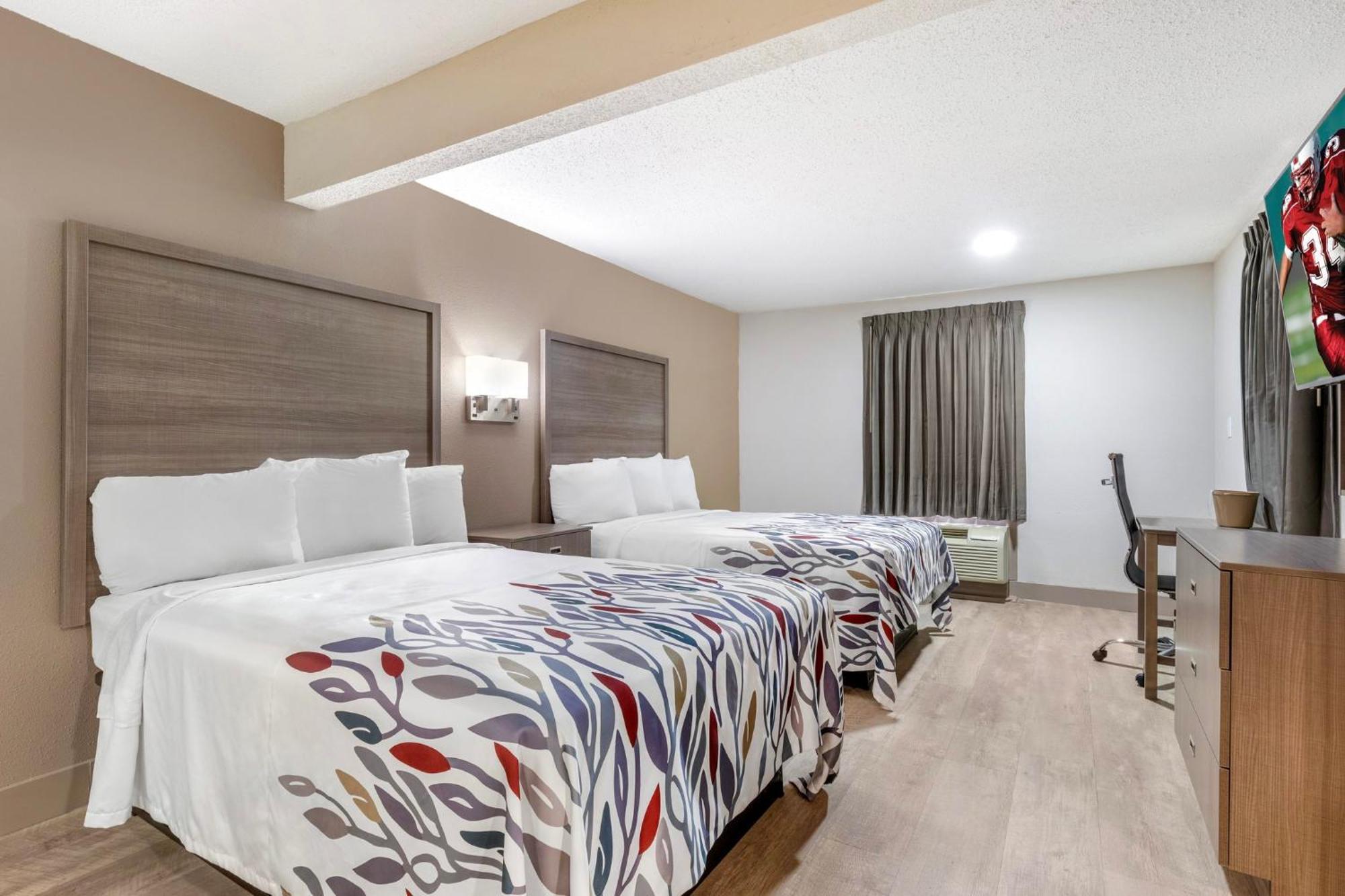 Red Roof Inn & Suites Ньюпорт-Ньюс Экстерьер фото