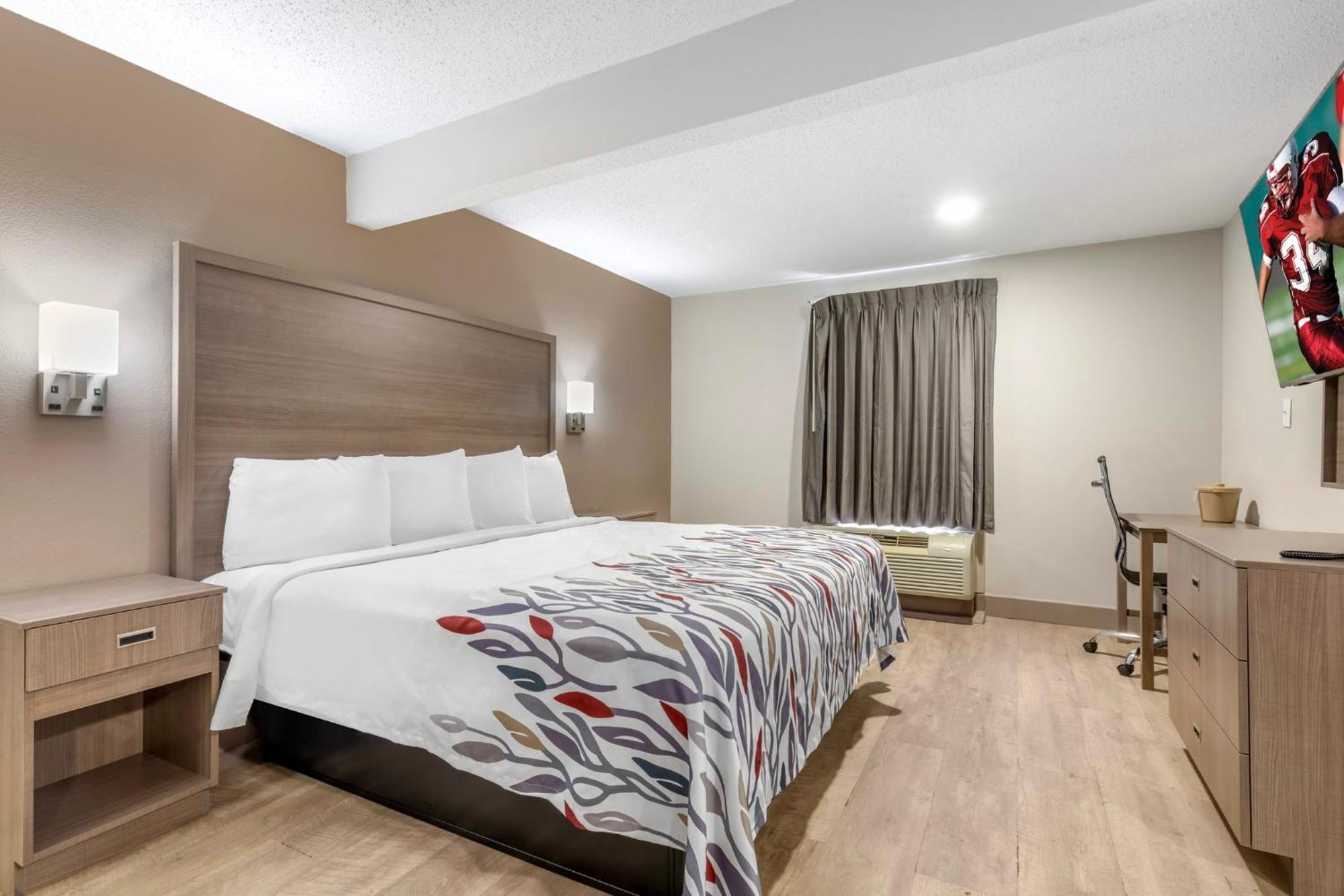 Red Roof Inn & Suites Ньюпорт-Ньюс Экстерьер фото