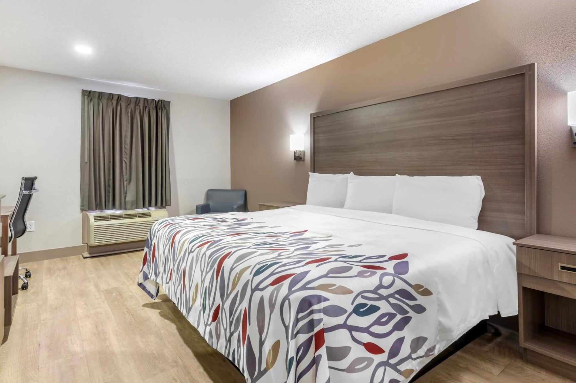 Red Roof Inn & Suites Ньюпорт-Ньюс Экстерьер фото