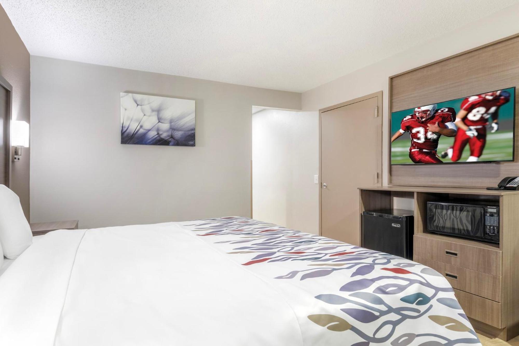 Red Roof Inn & Suites Ньюпорт-Ньюс Экстерьер фото
