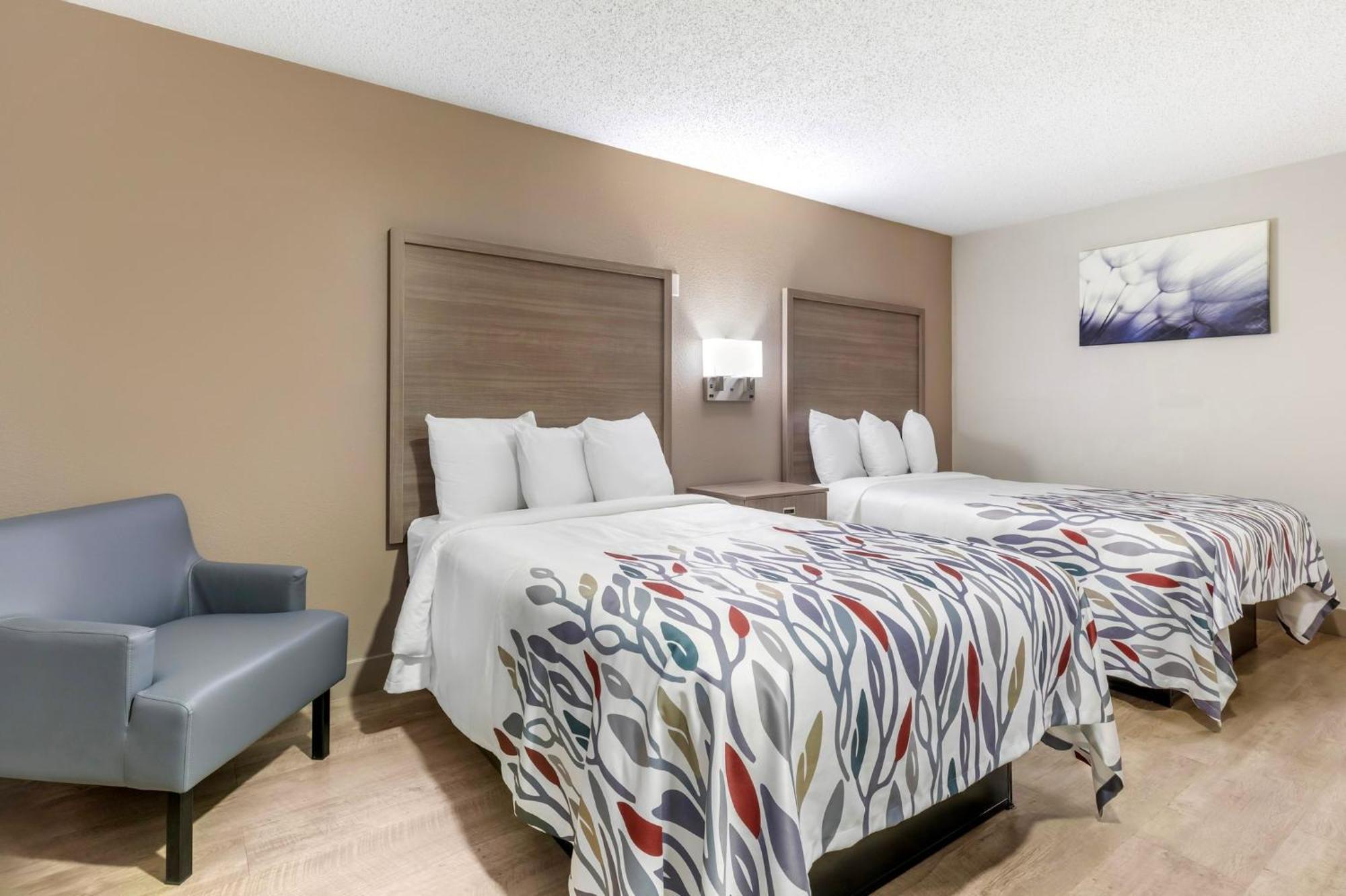 Red Roof Inn & Suites Ньюпорт-Ньюс Экстерьер фото