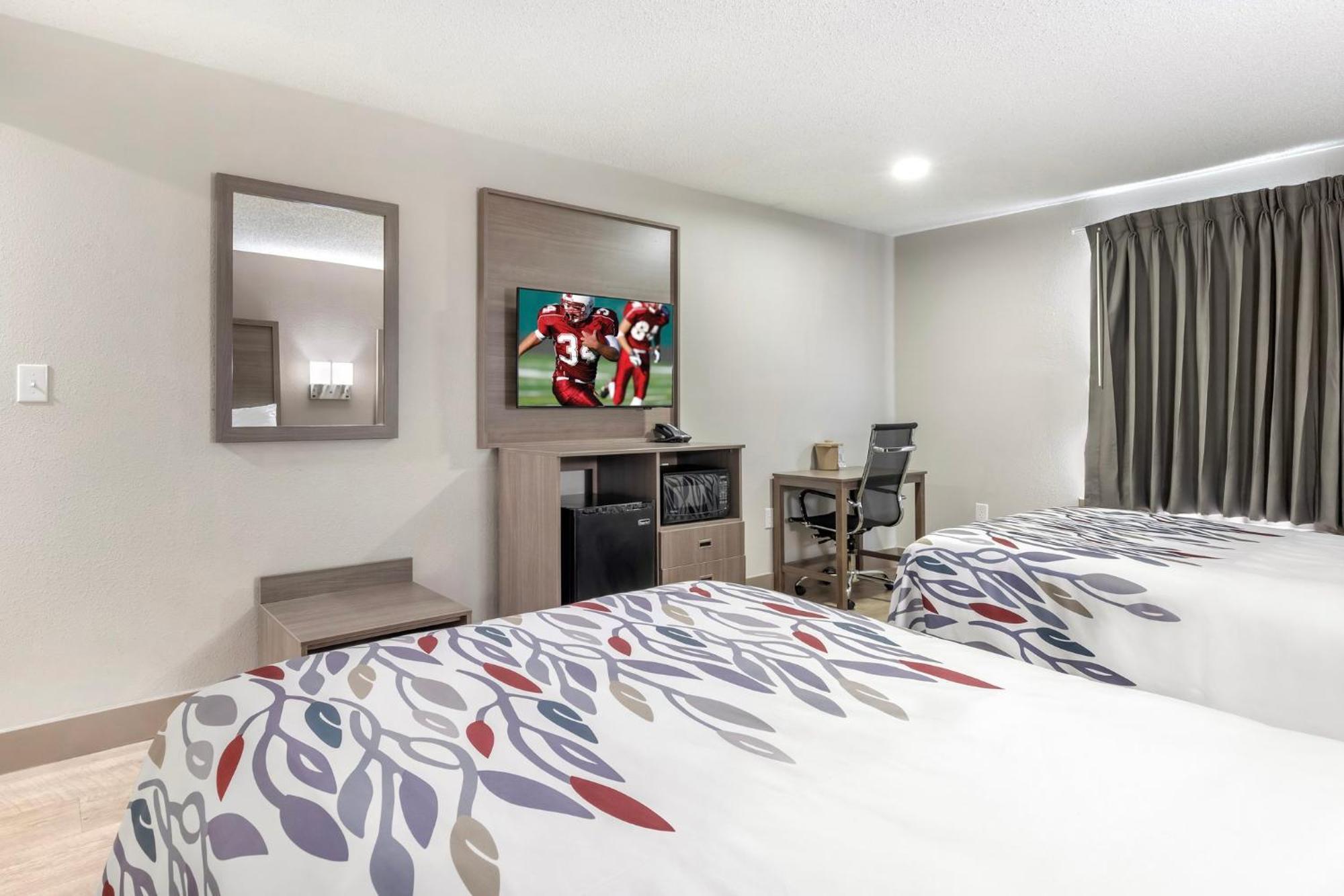 Red Roof Inn & Suites Ньюпорт-Ньюс Экстерьер фото