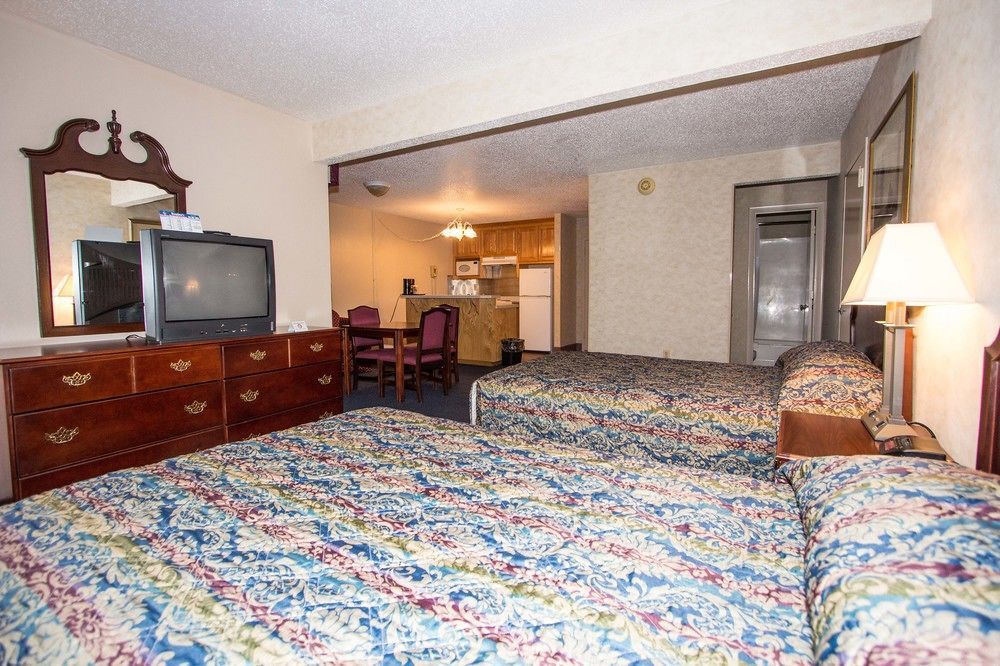 Red Roof Inn & Suites Ньюпорт-Ньюс Экстерьер фото